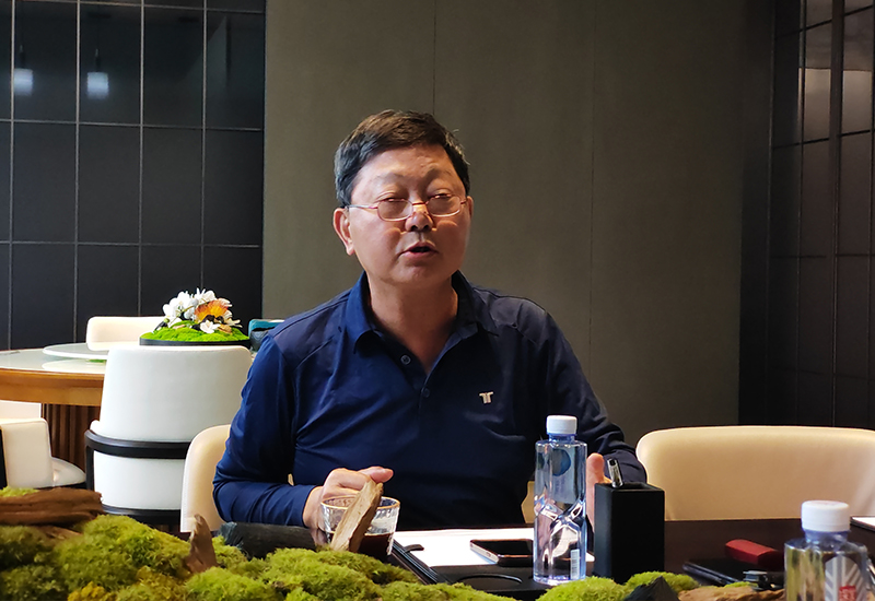 从寒门子弟到责任企业家：李中秋的坚韧人生与社会担当
